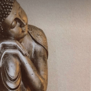 Nahaufnahme einer ruhenden Buddha-Statue aus Stein
